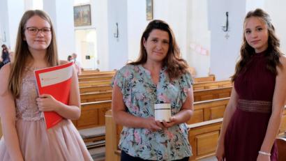 Bild: mab
Sina Priehäußer (links) und Rosalie Maierhofer (rechts) übergaben die Spende an Jana Malina (Mitte).