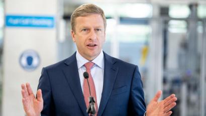 Bild: Matthias Balk
Oliver Zipse hat neue Klimaschutzziele für den Autobauer BMW verkündet. Foto: Matthias Balk/dpa