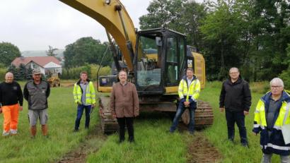 Bild: dpe
Die Erschließung des Baugebiets Kainsricht-West beginnt (von links): Hans Siegert (Wasserversorgung), der Vorarbeiter und der Bauleiter der Firma Mickan, Bürgermeister Peter Dotzler, die Ingenieure Sebastian Bojanowski (Seuss), Christian Gräßmann (Verwaltung) und Ferdinand Leidner (Seuss).