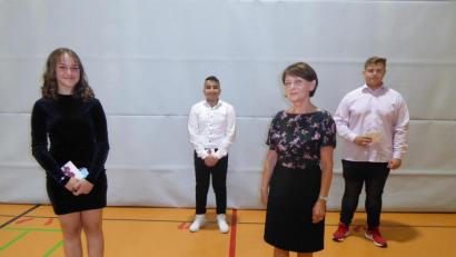 Bild: Dreifaltigkeits-Mittelschule/exb
Aus der 9b als Beste geehrt wurden (von links) Kristina Baidin, Jahrgangsbester Ayoub Alsalehal sowie (rechts) Artur Freis, hier mit ihrer Klassenlehrerin Steffi Dehnert.