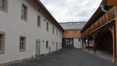 Bild: jr
Den Bereich unter der Remise im Innenhof des Schafferhof-Anwesens (rechts) wollte der Teich- und Fischereiverein für zwei Fischmärkte im Oktober und vor Weihnachten nutzen. Der von der CSU eingebrachte Antrag wurde jedoch mit den Stimmen der Freien Wähler und der SPD abgelehnt.