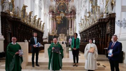 Bild: hmr
Mit herzlichen Dankesworten, Geschenken und den besten Wünschen für den neuen Wirkungskreis wurde Pfarrvikar Markus Hochheimer bei einem Festgottesdienst in der Basilika verabschiedet. Von links Stadtpfarrer Thomas Vogl, Andreas Grillmeier, Pfarrvikar Markus Hochheimer, Sabine Ernstberger, Schwester Raphaela und Dritter Bürgermeister Markus Scharnagl.