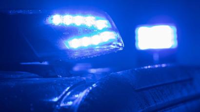 Bild: Jens Büttner
Blaulichter leuchten auf einem Streifenwagen der Polizei. Foto: Jens Büttner/zb/dpa/Archivbild