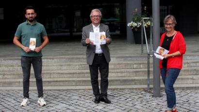 Bild: wro
Das Ferienprogramm 2020 stellten Jugendbauftragter Florian Distner, Bürgermeister Toni Dutz und Anita Weber-Tretter (von links) am Wiesauer Rathaus vor.