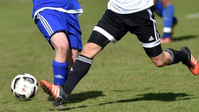 Bild: A. Schwarzmeier
Mit vollem Einsatz dürfen die bayerischen Amateurfußballer weiterhin nur im Training zu Werke gehen. Testspiele bleiben vorerst untersagt.