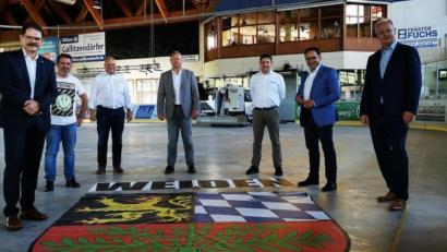 Bild: Sandro Scheuerer/exb
Sie tauschten sich übers Eishockey in Weiden aus (von links): Franz Vodermeier, Geschäftsführer der Blue-Devils-Spielbetriebs GmbH, Markus Emmerich, von den Freien Wählern Weiden, Thomas Siller, Vorsitzender 1. EV Weiden, Bernhard Herzog von den Freien Wählern Weiden, Tobias Hacker, zweiter Vorsitzender EV, MdL Tobias Gotthardt (Freie Wähler) und MdL Bernhard Pohl (Freie Wähler).