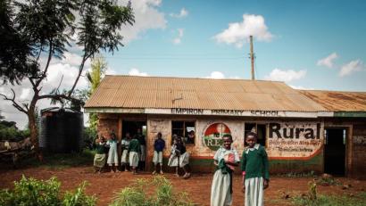 Bild: Hydro Solution/exb
Die Empiron Primary School im Süden Kenias ist eine Schule, die Hydro Solution mit einem 4000-Liter-Filter ausgestattet hat.