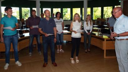 Bild: e
Im Wasser-Zweckverband vereidigte Vorsitzender Roland Strehl (rechts) die neuen Mitglieder (von links) Dominik Ernst, Markus Preissl, stellvertretender Vorsitzender Hans Ram, Lisa Übler, Veronika Frenzel und Elisabeth Gruber.