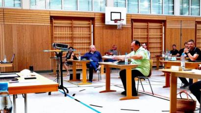 Bild: Thomas Dobler
Der Wernberg-Köblitzer Marktrat will sich die „Jahrhundertchance“ auf einen geförderten Neubau einer Sporthalle nicht entgehen lassen, für den sich besonders Marianne Schieder (rechts) und Bürgermeister Konrad Kiener (links) stark gemacht haben.