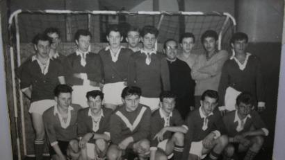 Bild: gpa
Im Spiel gegen die Mannschaft des Augustiner-Seminars Anfang der 1960 Jahre setzte es für die Kirchenthumbacher Kicker eine krachende Niederlage. Im Bild (stehend, von links) Ludwig Schneider, Sepp Seidl, Schorsch Bernhardt, Fritz Fürk, Pater Albrecht und Raimund Uhl (rechts) sowie (vorne, von links) Reinhold Bernhardt, Sepp Kellner, Günter Ehler, Georg Kausler, Siegfried und Helmut Thurn sowie einige der Augustiner-Schüler.