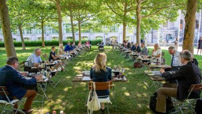 Bild: Peter Kneffel/dpa
Kabinettsmitglieder sitzen unter der Leitung von Markus Söder (links Mitte, CSU), Ministerpräsident von Bayern, zur wahrscheinlich letzte Kabinettssitzung vor der Sommerpause, im unteren Hofgarten des Regierungssitz zusammen.