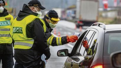 Bild: Armin Weigel/dpa
Christian Doleschal fordert Kompensationen für die Grenzschließung: Ein Feuerwehrmann aus Tschechien misst die Temperatur eines Einreisenden.