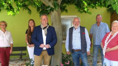 Bild: Hirsch
Abschiedsfeier unter dem Ahornbaum im Lesegarten der Stadtbibliothek: Das Bild zeigt von links: Susanne Lehnfeld, Leonie Flachsmann, Andreas Feller, Alfred Wolfsteiner, Jürgen Liebl und Angela Wolfsteiner.