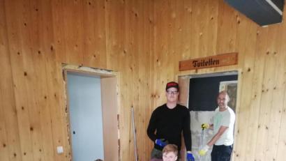 Bild: adj
Lukas Spießmacher, Josef Dantl, Julian Mayerhöfer und Jens Simon (von links) beim Aufbringen des neuen Bodens.
