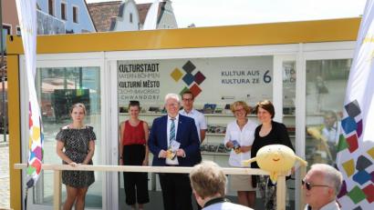 Bild: Gerhard Götz
Cebb-Leiterin Veronika Hofinger, Kulturamtsleiterin Susanne Lehnfeld, Programmmanager David Bender (von rechts) und Oberbürgermeister Andreas Feller (vorne) sind froh, dass das Kulturstadtjahr am Samstag doch noch beginnt. Mit im Bild Veronika Krížková vom Cebb (links) und Nicole Zwicknagel vom Kulturamt (Zweite von links).