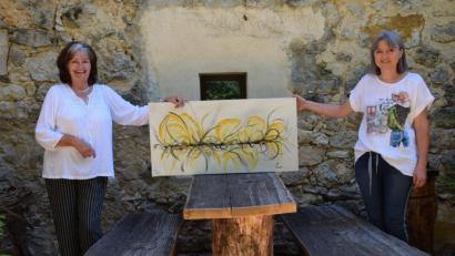 Bild: bö
Bis Ende August stellt die gebürtige Ambergerin Angelika Zobel (links) ihre neue Bilderserie "Kreuz und Quer" in der Hammermühle bei Beate Schaller (rechts) aus.