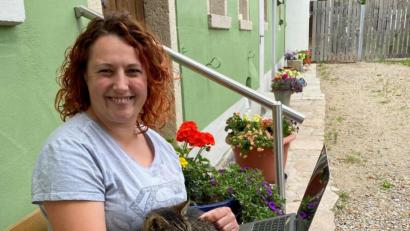 Bild: Völkl
Beim Schreiben darf Christina Hartinger nur Kater Felix Gesellschaft leisten.