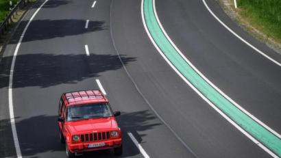 Bild: Florian Miedl
Die grüne Linie mit den drei Fahrspuren auf der B 303 soll bis Marktredwitz fortgeführt werden.