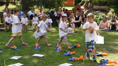 Bild: gb
Zum Abschluss des Kindergartenjahres feierte die Regenbogen-Kindertagesstätte in Beidl eine Andacht im Garten des Kita. Alle Besucher wurden wegen Corona registriert und die Eltern mussten ihre Stühle selbst mitbringen.