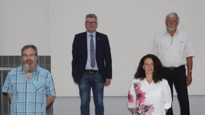 Bild: mfh
Das neue Führungsduo der Bogenschützen bilden (vorne, von links) Vize Günther Weiß und Vorsitzende Sonja Koch. Eine glückliche Hand wünschen (hinten, von links) Bürgermeister Michael Göth und Gauschützenmeister Dietmar Beyer.