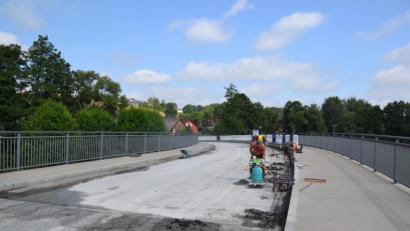 Bild: gi
Die Pfreimdbrücke gleicht derzeit einer Großbaustelle. Die gesamten Fahrbahnflächen müssen wegen Gewährleistungsmängel abgefräst beziehungsweise herausgerissen werden. Die Arbeiten dauern voraussichtlich bis Ende August 2020 an.