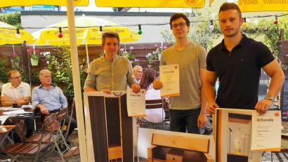 Bild: Bühner
Die Sieger des diesjährigen Schreinerwettbewerbs "Die gute Form": Nico Kunz (Mitte) von der Schreinerei Geog Bauer in Pressath, Platz 1), Sebastian Schlotter (rechts) von Arnold Möbelmanufaktur Luhe-Wildenau, Platz 2 und Vinzenz Gibhardt (links) von der Schreinerei Bastian Weiß in Konnersreuth.