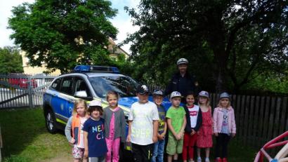 Bild: njn
Polizeihauptmeister Carsten Landgraf mit einer von zwei Gruppen der Vorschulkinder des Kindergartens Kunterbunt in Erbendorf bei der Verkehrserziehung.