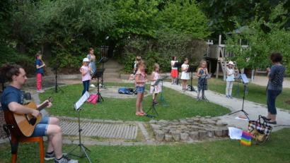 Bild: jr
Mit einem Konzert im Freien verabschiedete sich der Nachwuchs der Blockflötengruppe der Stadtkapelle Mitterteich in die Sommerpause. Unter der Leitung von Christa Hinz zeigten die elf Kinder, was sie gelernt haben. An der Gitarre begleitete Julian Hinz (links) das Ensemble.