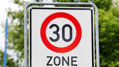 Bild: Jens Büttner/dpa
Ein Verkehrsschild für eine Tempo-30-Zone steht an der Straße. Der Erbendorfer Stadtrat hat in der Frühmeßgasse und in der Steinigen Gasse eine Geschwindigkeitsbegrenzung beschlossen.
