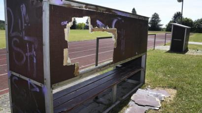Bild: Petra Hartl
Auf dem Sportplatz des TSV Kümmersbruck wurden Spielerbänke und Unterstände beschädigt.
