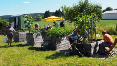 Bild: Bühner
Arbeit am Hochbeet ist für die Mitarbeitergruppe der HPZ-Regenbogenwerkstatt derzeit angesagt. Ergotherapeutin Gabriele Reil trägt den schweren Wassereimer.