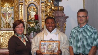 Archivbild: nib
Pater Christian Ikpeamaeze (Mitte) war in den letzten Jahren öfter als Urlaubsvertretung in der Expositur Högling tätig. Er wie auch andere ausländische Seelsorger dürfen heuer nicht in der Diözese aushelfen.