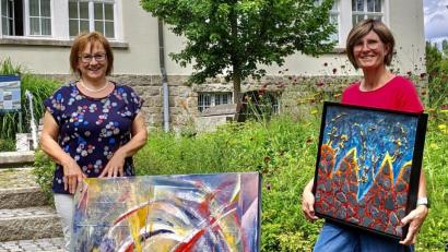 Bild: bey
Angelika Sticht (links) und Kerstin Rumswinkel (rechts) zeigen im Parsteiner Steinstadel "Gegensätze, die sich berühren". Die Ausstellung wird mit einer Vernissage am 11. August, 19 Uhr, eröffnet. Besucht werden kann die Ausstellung während der üblichen Öffnungszeit des "Vulkanerlebnis Parkstein" bis 9. September 2020.