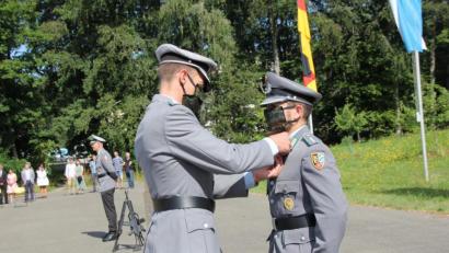 Bild: frd
Auszeichnung mit Maske: Der scheidende Kompaniechef Marcus Eckert (rechts) erhält durch Oberstleutnant Andreas Bleek die Ehrennadel des Panzergrenadierbataillons 122 überreicht.