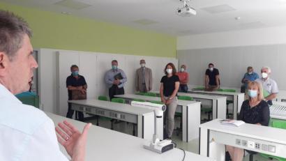 Bild: Christine Hollederer
Schulleiter Dieter Meyer (links) zeigte dem Bauausschuss auch den neuen Physiksaal. Insgesamt investierte der Kreis im Herzog-Christian-August-Gymnasium in den letzten Jahren gut 8 Millionen Euro.