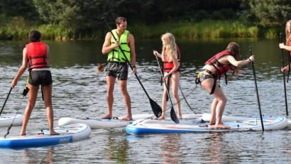 Bild: A. Schwarzmeier
Statt einen Basketball nahmen die U14-Mädchen der DJK Neustadt ein Paddel in die Hand: Die immer beliebter werdende Wassersportart Stand-up-Paddling ist ein Angebot des DJK -Diözesanverbands Regensburg.