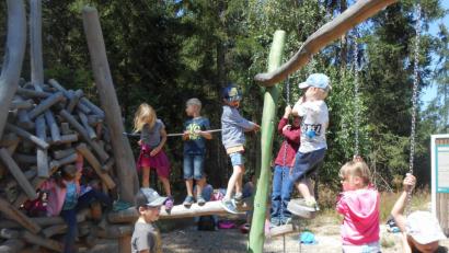 Bild: Kindergarten St. Hedwig/exb
Großen Spaß hatten die Vorschulkinder des Kindergartens St. Hedwig bei einer Abschluss-Wanderung auf dem Sterzer Rundweg.