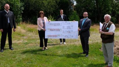 Bild: Eichl
Übergabe der Bauplangenehmigung für zehn barrierefreie Mietwohnungen des Bauvereins in Plankenhammer/Floßleite: Landrat Andreas Meier, Marika Mauerer, Uwe Reil, Thomas Stetter und Fred Lehner (von links).