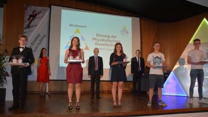 Bild: jr
Preise des Landkreises Tirschenreuth überreichte stellvertretender Landrat Alfred Scheidler. Geehrt wurden (von rechts) Andreas Michl, Stefan Siebeneichner, Ann-Kathrin Klarner, Lucia Graml und Christof Löwenhag.