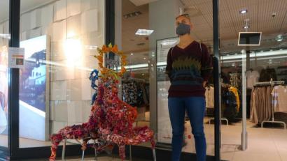 Bild: Kunz
Carolin Schiml präsentiert ihre Sitzgruppe im Foyer des City-Centers.