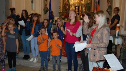 Bild: az
Der Kolping-Kinderchor erfreut mit seinem frischen, zuweilen gestenreichen Gesang.