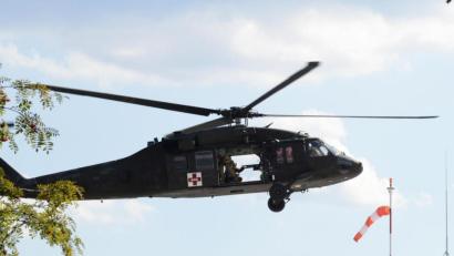 Archivbild: Petra Hartl
Ein Black Hawk der US-Armee aus Grafenwöhr verursacht viel Wind - so viel, dass es einen 85-jährigen Weidener samt seinem Fahrrad umfegt.