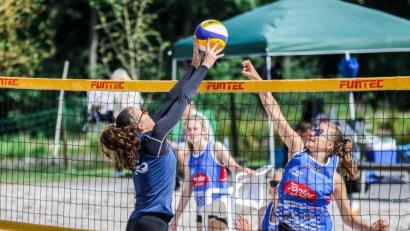 Bild: exb
Lotta Weiß (links) am Netz in Aktion: Die Beachvolleyballerin gewann die Bayerische U18-Meisterschaft.