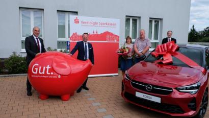 Bild: exb
Sparkassen-Vorstandsvorsitzender Josef Pflaum und Vorstandsmitglied Gerhard Hösl beglückwünschten die Gewinner Angelika Hallmann und Michael Hallmann bei der Preisübergabe. Auch Filialbereichsleiter Wolfgang Huber (von links) gratulierte.