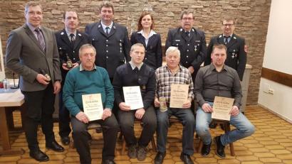 Bild: gi
Den Geehrten (vorne) gratulierten Bürgermeister Hermann Ach, Kommandant Markus Landgraf, Vorsitzender Josef Hierold, zweite Vorsitzende Katharina Bauer, Kreisbrandmeister Thomas Kleber und zweiter Kommandant Peter Landgraf (von links).