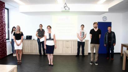 Bild: wro
Bei einer Pressekonferenz stellten (von links) Melda Yayar, Paula Mai, Oberstudienrätin Ute Döhler, die stellvertretende BSZ-Leiterin Martina Auer-Bertelshofer, Kean Kökten, Thomas Frischholz und Programmier-Lehrer Thilo Bareuther die neue App vor.