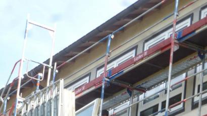 Bild: mad
Fenster um Fenster wird an der Schulfassade ausgetauscht.