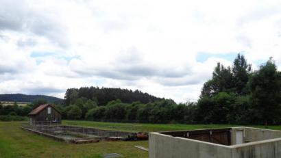 Bild: amö
Blick auf die alte Kläranlage in Muschenried. Im Vordergrund zu sehen sind die Grundmauern der früheren Einhausung, in der sich die Scheibentauchkörper befanden. Diese waren defekt und sind mittlerweile ausgebaut.