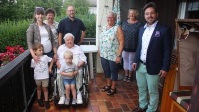 Bild: wro
Marianne Pirner feierte ihren 80. Geburtstag daheim in Triebendorf. Persönlich gratulierten, neben vielen anderen, die Urenkel Lenz (auf ihrem Schoss) und (von links) dessen großer Bruder Hannes, Enkelin Bianca, Tochter Sabine, Sohn Dieter, Frauenbund-Vorsitzende Brigitte Weig, Silke Wolfrum vom Stiftländer Heimatverein und Zweiter Bürgermeister Michael Dutz.