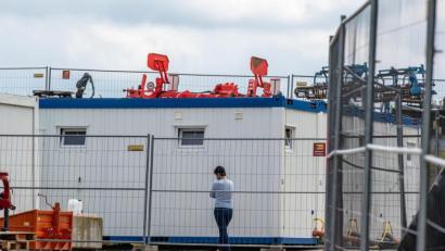 Bild: Armin Weigel
Nach einer Masseninfektion auf dem Bauernhof stehen fast 500 Menschen unter Quarantäne und dürfen das Betriebsgelände nicht mehr verlassen. Foto: Armin Weigel/dpa